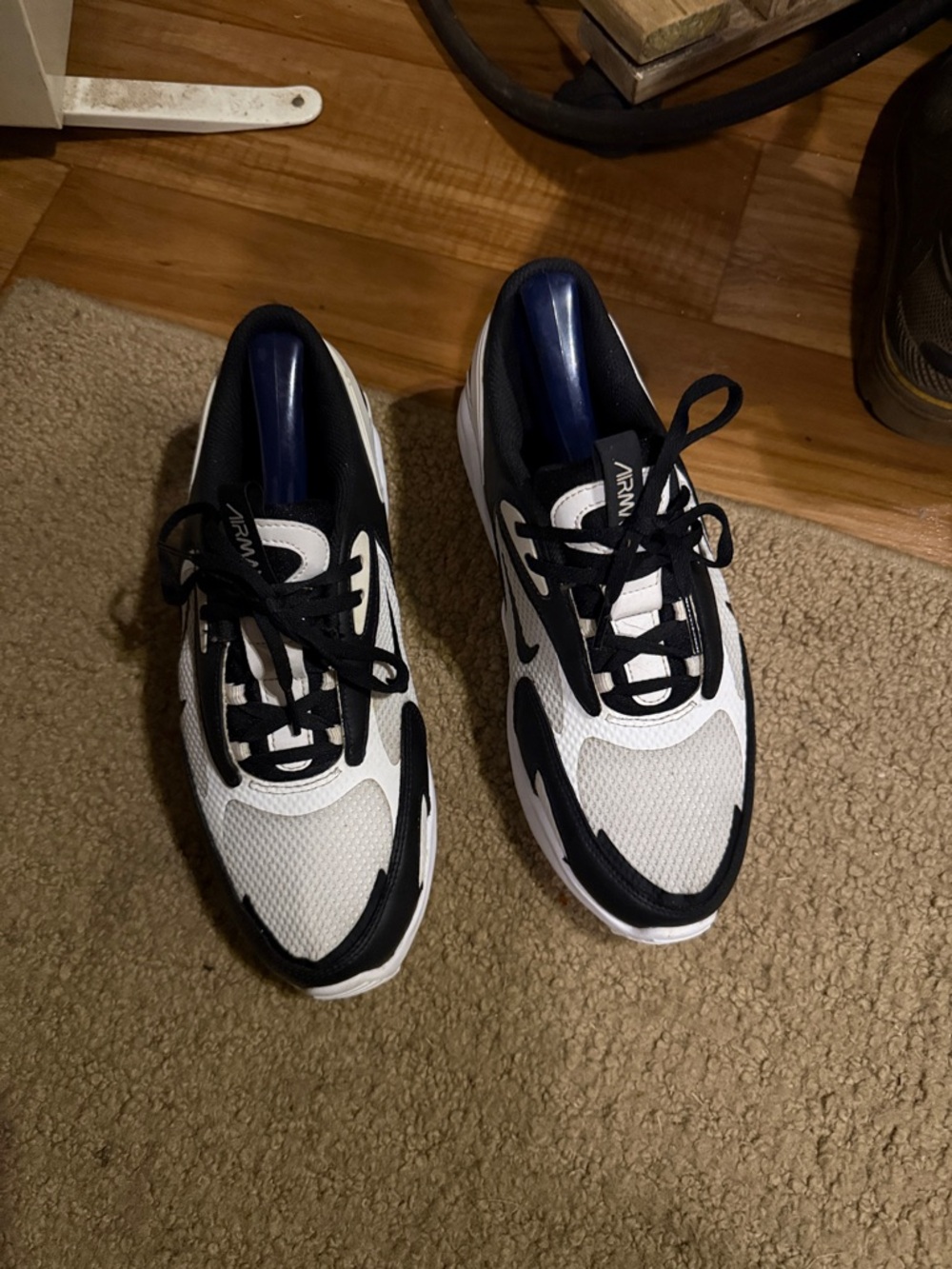 Nike Men's White and Black Running Sneakers